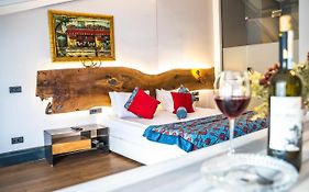 West Pera Hotel